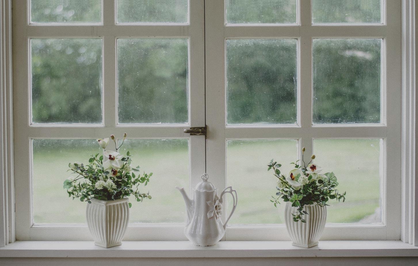 Idyllisches Fenster mit Blumentopf